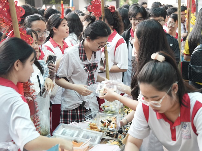 Sắc xuân lan tỏa trong khuôn viên Trường THPT Nguyễn Hữu Thọ- Ảnh 11.