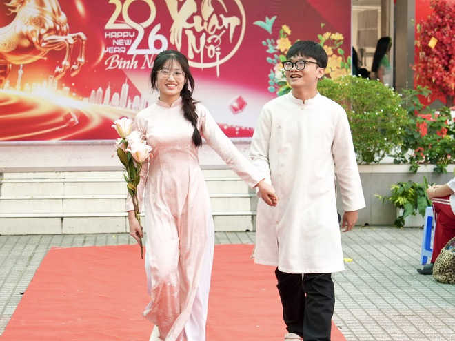 Sắc xuân lan tỏa trong khuôn viên Trường THPT Nguyễn Hữu Thọ- Ảnh 10.