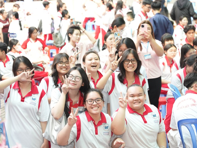 Sắc xuân lan tỏa trong khuôn viên Trường THPT Nguyễn Hữu Thọ- Ảnh 14.