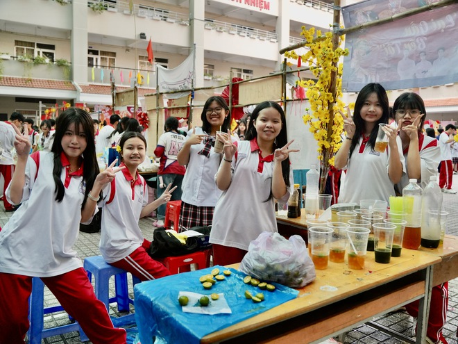 Sắc xuân lan tỏa trong khuôn viên Trường THPT Nguyễn Hữu Thọ- Ảnh 12.