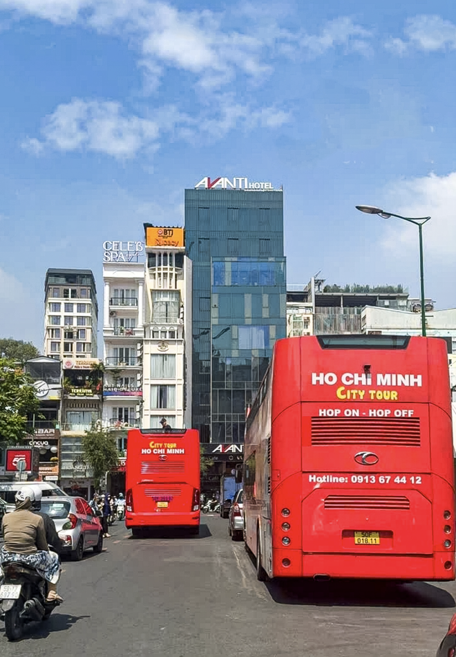 Double-decker buses might be penalized for illegal stopping in downtown Ho Chi Minh City 
- Ảnh 2.
