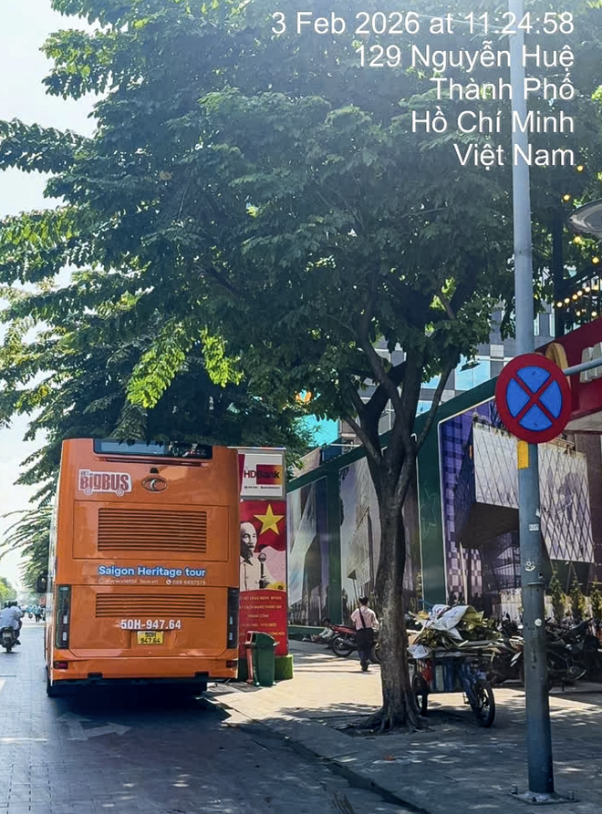 Double-decker buses might be penalized for illegal stopping in downtown Ho Chi Minh City 
- Ảnh 3.