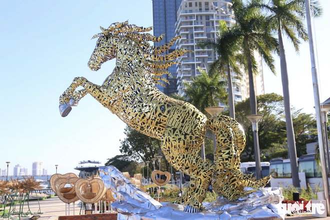 Illuminated horse mascot wows visitors in Da Nang ahead of Lunar New Year  - Ảnh 9.