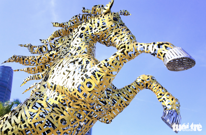 Illuminated horse mascot wows visitors in Da Nang ahead of Lunar New Year  - Ảnh 8.