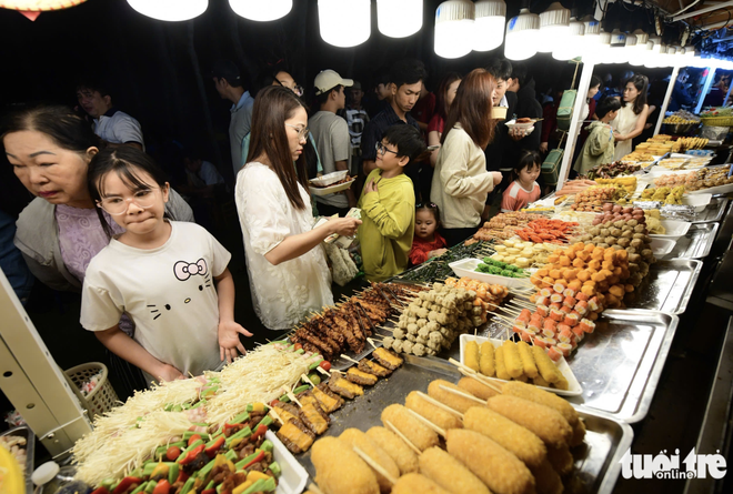 Fireworks light up Vinhomes Green Paradise Can Gio in Ho Chi Minh City to open spring fest
- Ảnh 4.