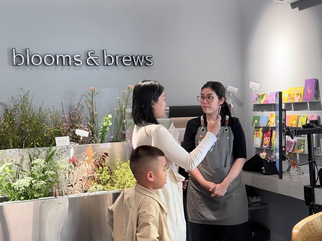 Quán cà phê ở TP.HCM gây sốt với robot pha chế tự động gần 2 tỉ đồng- Ảnh 12. Quán cà phê ở TP.HCM gây sốt với robot pha chế tự động gần 2 tỉ đồng- Ảnh 12.