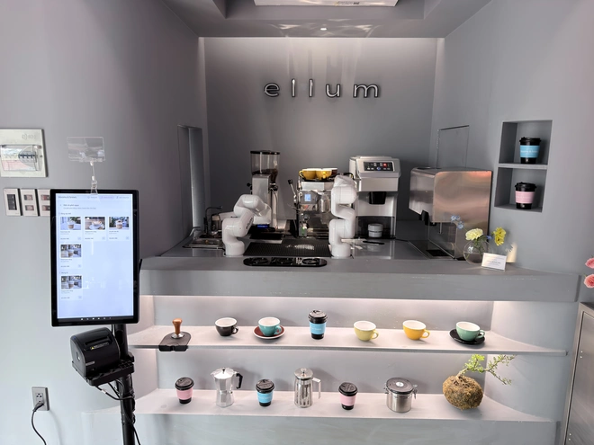 Quán cà phê ở TP.HCM gây sốt với robot pha chế tự động gần 2 tỉ đồng- Ảnh 4. Quán cà phê ở TP.HCM gây sốt với robot pha chế tự động gần 2 tỉ đồng- Ảnh 4.