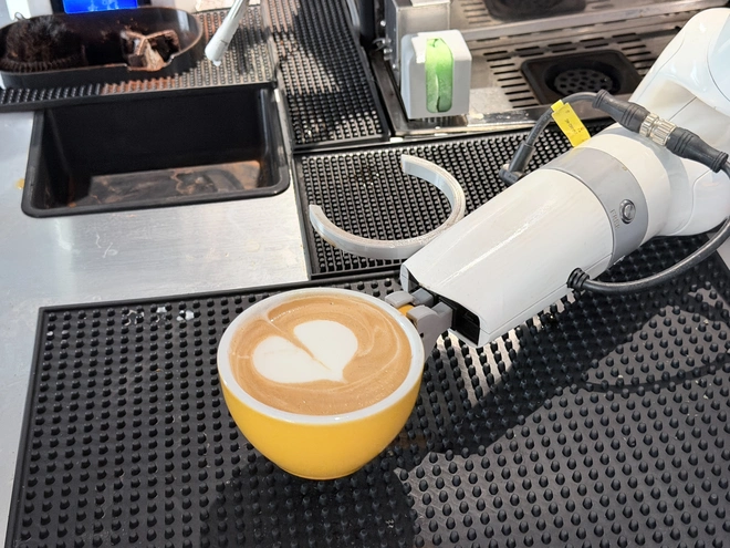 Quán cà phê ở TP.HCM gây sốt với robot pha chế tự động gần 2 tỉ đồng- Ảnh 8. Quán cà phê ở TP.HCM gây sốt với robot pha chế tự động gần 2 tỉ đồng- Ảnh 8.
