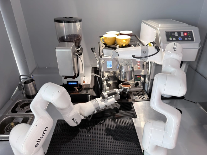 Quán cà phê ở TP.HCM gây sốt với robot pha chế tự động gần 2 tỉ đồng- Ảnh 5. Quán cà phê ở TP.HCM gây sốt với robot pha chế tự động gần 2 tỉ đồng- Ảnh 5.