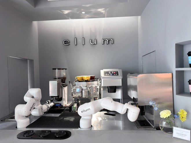Quán cà phê ở TP.HCM gây sốt với robot pha chế tự động gần 2 tỉ đồng- Ảnh 6. Quán cà phê ở TP.HCM gây sốt với robot pha chế tự động gần 2 tỉ đồng- Ảnh 6.