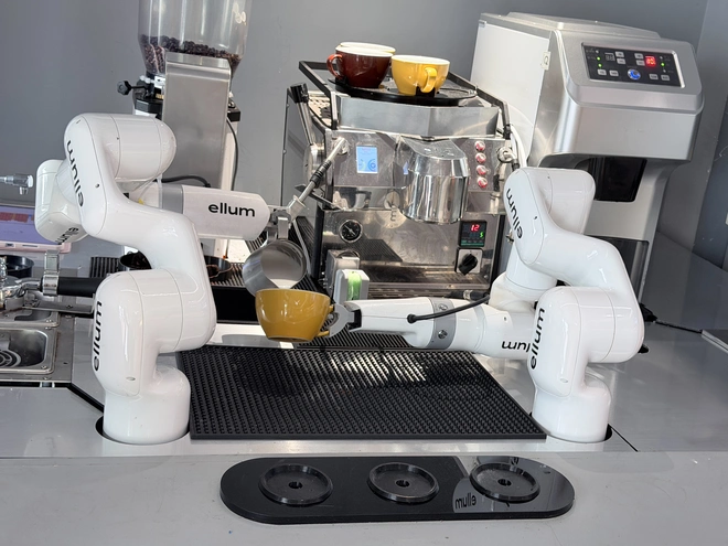 Quán cà phê ở TP.HCM gây sốt với robot pha chế tự động gần 2 tỉ đồng- Ảnh 7. Quán cà phê ở TP.HCM gây sốt với robot pha chế tự động gần 2 tỉ đồng- Ảnh 7.