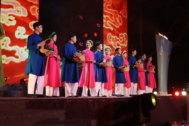 Tóc xanh vạt áo: Bạn trẻ diễu hành, đồng diễn Việt phục- Ảnh 9. Tóc xanh vạt áo: Bạn trẻ diễu hành, đồng diễn Việt phục- Ảnh 9.