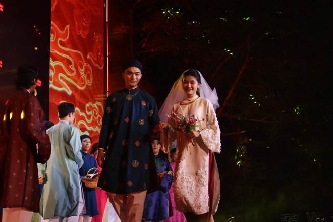 Tóc xanh vạt áo: Bạn trẻ diễu hành, đồng diễn Việt phục- Ảnh 10. Tóc xanh vạt áo: Bạn trẻ diễu hành, đồng diễn Việt phục- Ảnh 10.