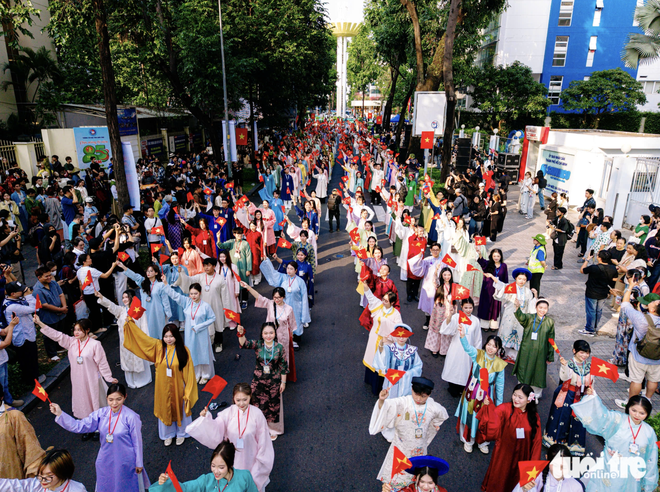 Over 1,000 youth in traditional Vietnamese outfits parade through downtown Ho Chi Minh City - Ảnh 1.