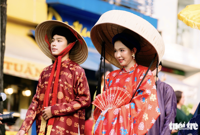Over 1,000 youth in traditional Vietnamese outfits parade through downtown Ho Chi Minh City - Ảnh 5.
