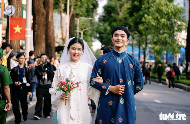 Over 1,000 youth in traditional Vietnamese outfits parade through downtown Ho Chi Minh City - Ảnh 6.