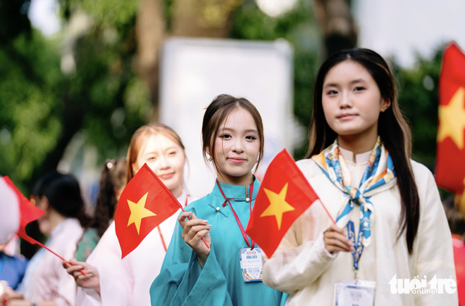 Over 1,000 youth in traditional Vietnamese outfits parade through downtown Ho Chi Minh City - Ảnh 7.