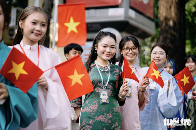 Over 1,000 youth in traditional Vietnamese outfits parade through downtown Ho Chi Minh City - Ảnh 8.