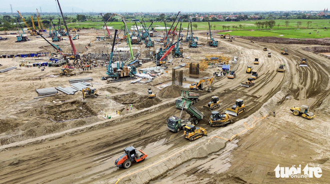 Work speeds up on world’s largest stadium in Hanoi - Ảnh 3.