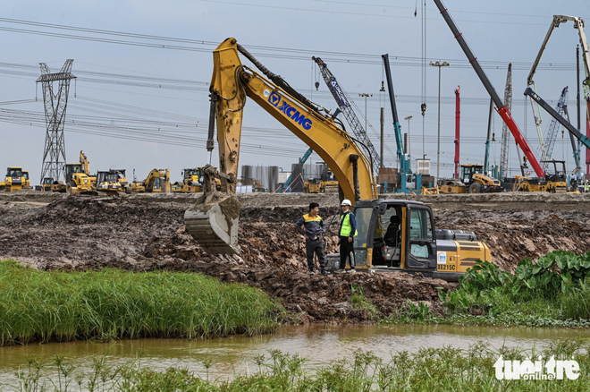 Work speeds up on world’s largest stadium in Hanoi - Ảnh 5.