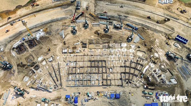 Work speeds up on world’s largest stadium in Hanoi - Ảnh 6.