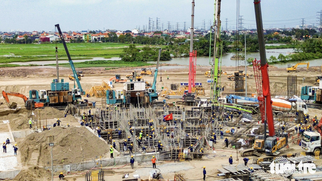 Work speeds up on world’s largest stadium in Hanoi - Ảnh 8.