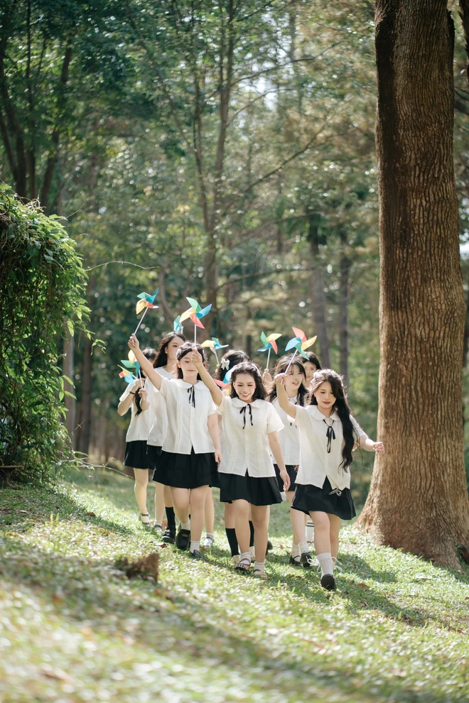 Sân chơi kỷ yếu 2k8: Lớp 12C5 Trường THPT Hoàng Hoa Thám dạo bước qua mùa hạ- Ảnh 2.