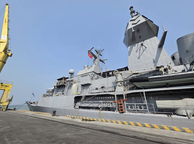 Australian navy ship docks at Da Nang port - Ảnh 2.