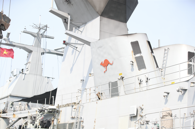 Australian navy ship docks at Da Nang port - Ảnh 1.