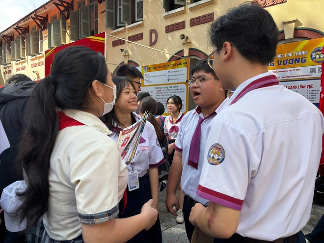 Teen lớp 9 ‘chốt’ nguyện vọng sau khi ghé gian tư vấn Trường THPT Bùi Thị Xuân, Trưng Vương - Ảnh 12.