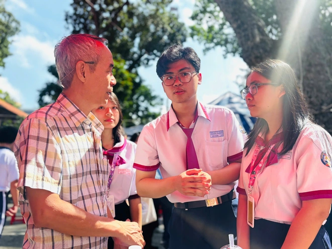 Teen lớp 9 ‘chốt’ nguyện vọng sau khi ghé gian tư vấn Trường THPT Bùi Thị Xuân, Trưng Vương - Ảnh 13.