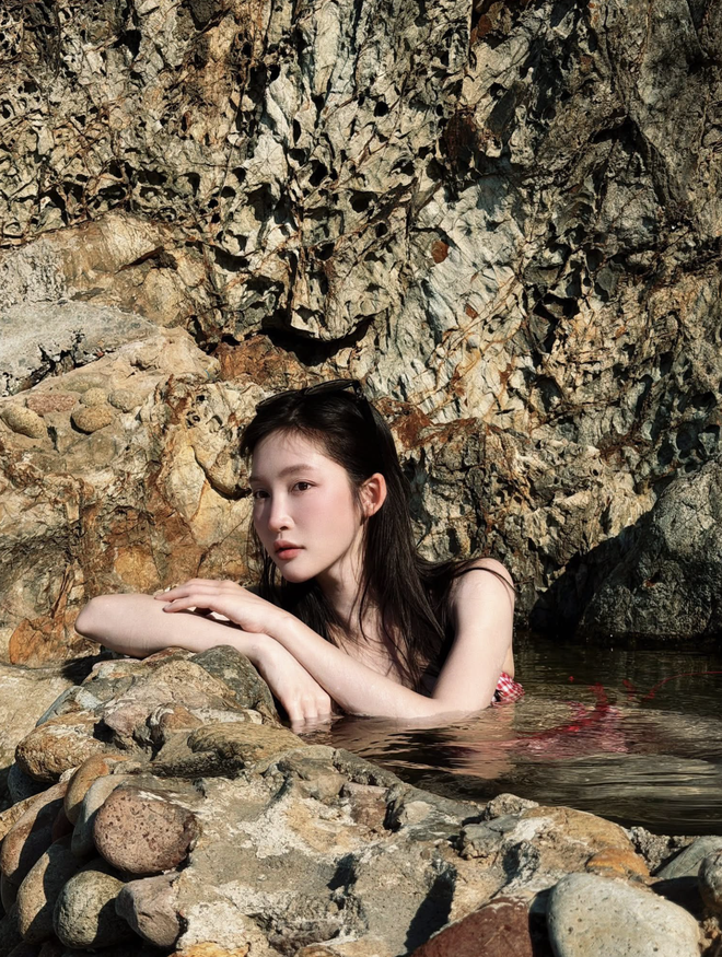 Vietnamese singer apologizes after controversial bikini photoshoot at Fairy Well in Gia Lai - Ảnh 1.