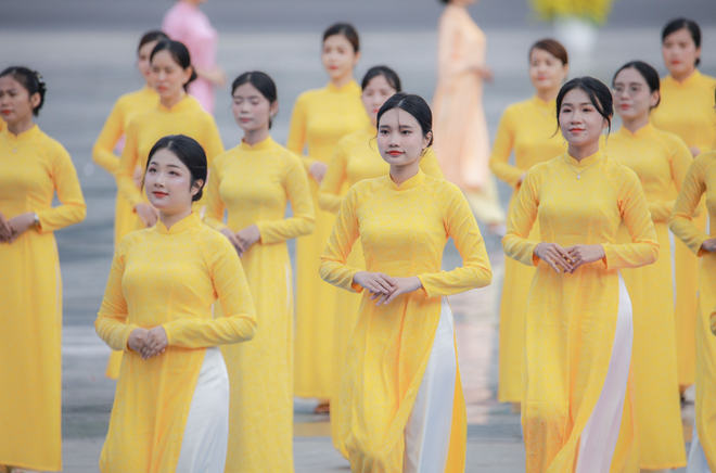Soldiers, special forces deliver spectacle of precision, power in Ho Chi Minh City- Ảnh 3. Soldiers, special forces deliver spectacle of precision, power in Ho Chi Minh City- Ảnh 3.