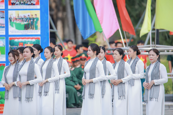 Soldiers, special forces deliver spectacle of precision, power in Ho Chi Minh City- Ảnh 4. Soldiers, special forces deliver spectacle of precision, power in Ho Chi Minh City- Ảnh 4.