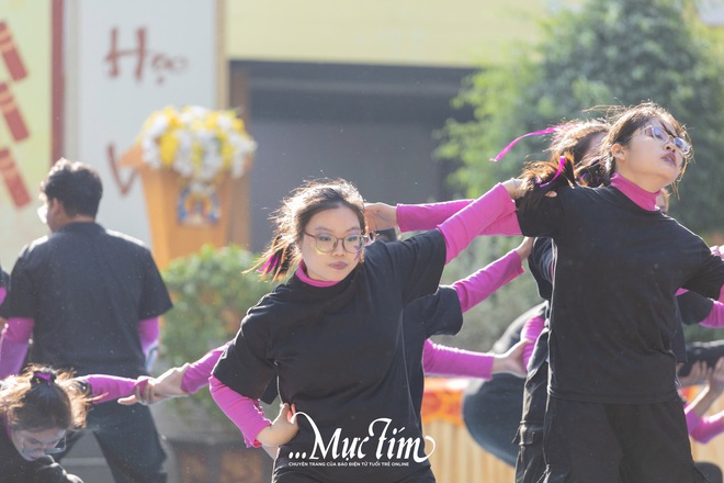 Mang bà ngoại lên sân khấu, teen Trường THPT Hùng Vương thắng lớn hội thi flashmob 2026 - Ảnh 7.