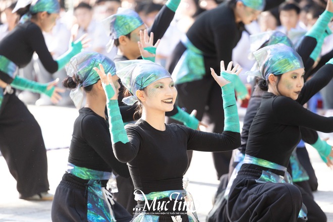 Mang bà ngoại lên sân khấu, teen Trường THPT Hùng Vương thắng lớn hội thi flashmob 2026 - Ảnh 11.