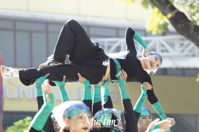 Mang bà ngoại lên sân khấu, teen Trường THPT Hùng Vương thắng lớn hội thi flashmob 2026 - Ảnh 12.