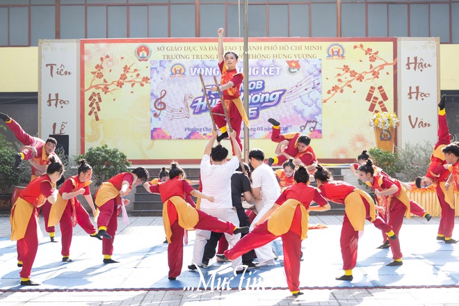 Mang bà ngoại lên sân khấu, teen Trường THPT Hùng Vương thắng lớn hội thi flashmob 2026 - Ảnh 13.