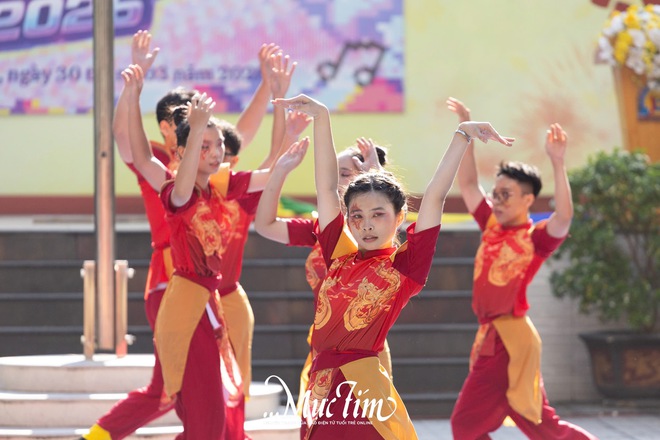 Mang bà ngoại lên sân khấu, teen Trường THPT Hùng Vương thắng lớn hội thi flashmob 2026 - Ảnh 14.