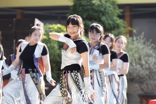 Mang bà ngoại lên sân khấu, teen Trường THPT Hùng Vương thắng lớn hội thi flashmob 2026 - Ảnh 16.