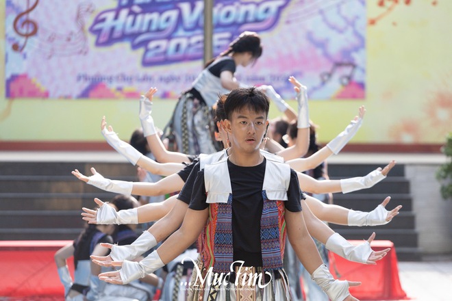 Mang bà ngoại lên sân khấu, teen Trường THPT Hùng Vương thắng lớn hội thi flashmob 2026 - Ảnh 15.