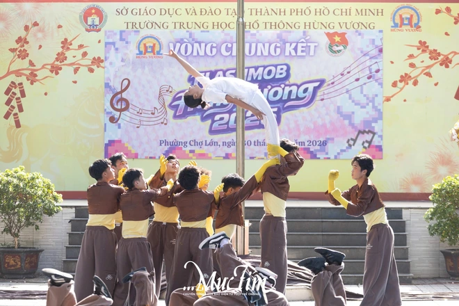 Mang bà ngoại lên sân khấu, teen Trường THPT Hùng Vương thắng lớn hội thi flashmob 2026 - Ảnh 4.