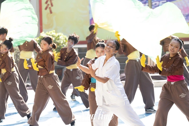 Mang bà ngoại lên sân khấu, teen Trường THPT Hùng Vương thắng lớn hội thi flashmob 2026 - Ảnh 5.