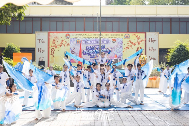 Mang bà ngoại lên sân khấu, teen Trường THPT Hùng Vương thắng lớn hội thi flashmob 2026 - Ảnh 17.