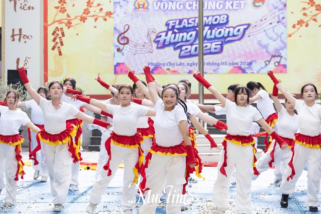 Mang bà ngoại lên sân khấu, teen Trường THPT Hùng Vương thắng lớn hội thi flashmob 2026 - Ảnh 19.