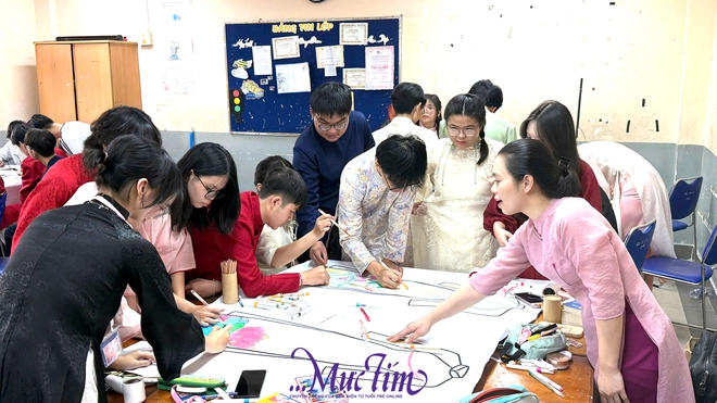 Teen Trường THPT Nguyễn Thị Minh Khai rực rỡ áo dài đến trường - Ảnh 8.