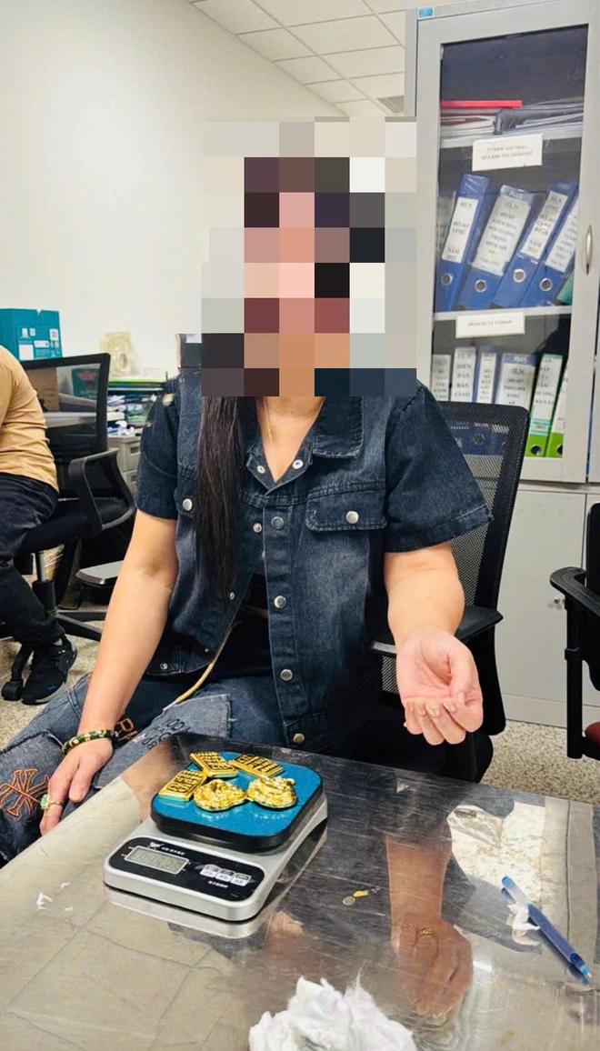 Passengers held at Hanoi airport with 12.3kg of suspected gold hidden in underwear- Ảnh 1.