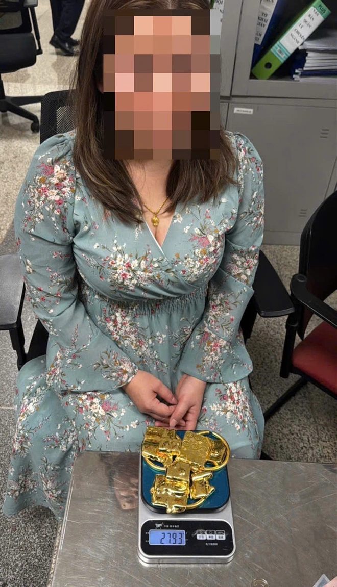 Passengers held at Hanoi airport with 12.3kg of suspected gold hidden in underwear- Ảnh 4.