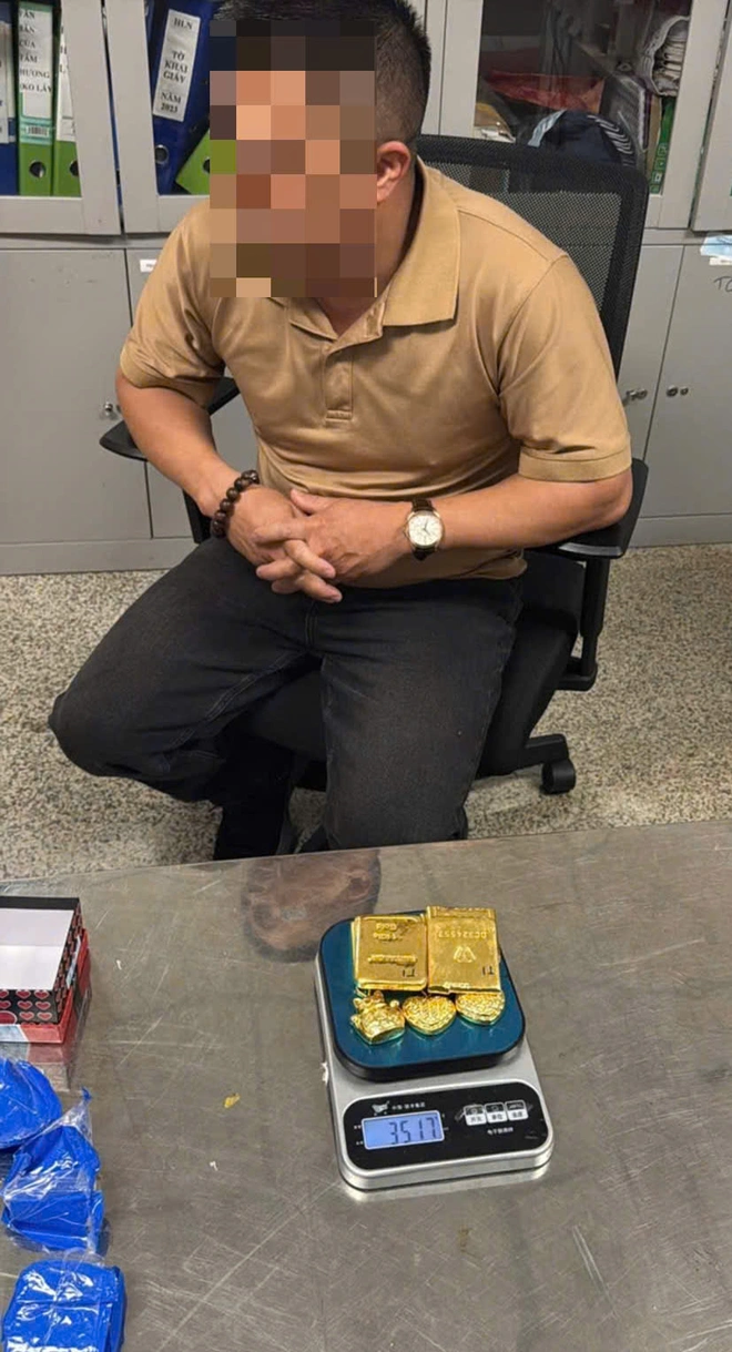 Passengers held at Hanoi airport with 12.3kg of suspected gold hidden in underwear- Ảnh 2.