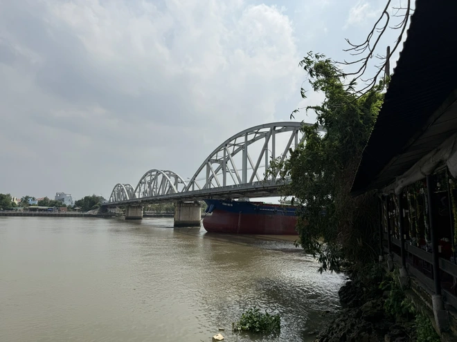 Train services halted as barge collision damages bridge in southern Vietnam- Ảnh 5.